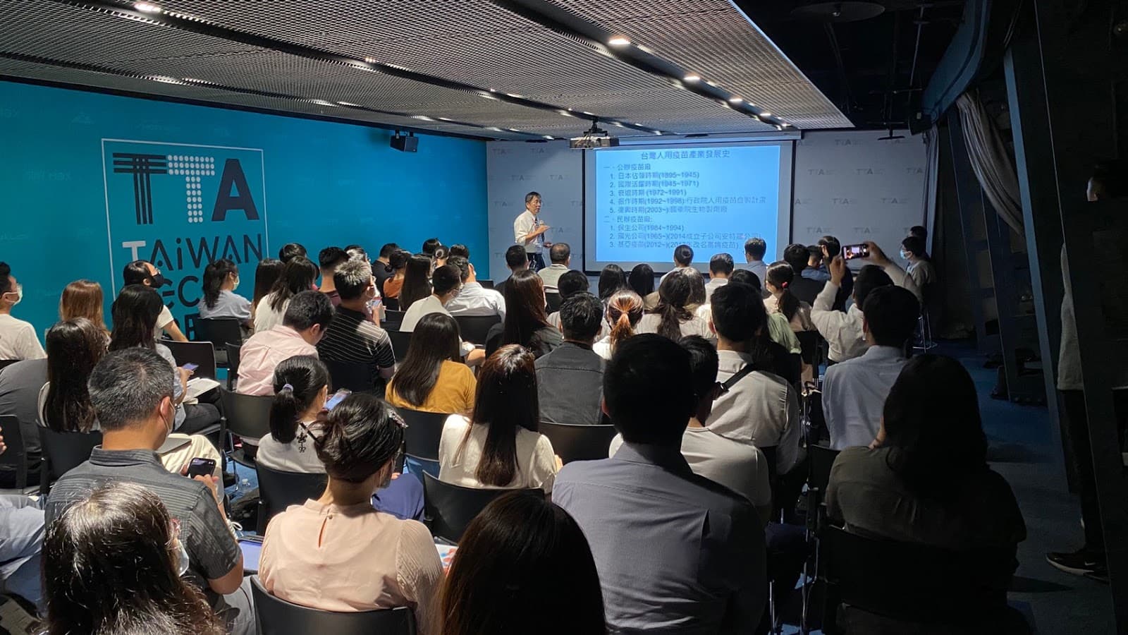 COVID-19 解藥真的近了嗎？3 專家解惑疫苗研發的上市之路！