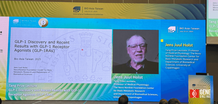 James Jewell Holst 在 2025 年亞洲生技大會唐獎講座進行演講（攝影：基因線上）