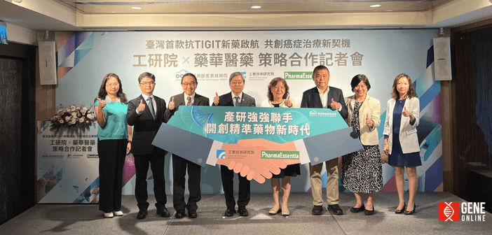 工研院與藥華藥代表暨團隊合照：工研院生醫所技術長周民元（左三）、工研院副總暨生醫與醫材研究所所長莊曜宇（左四）、藥華藥董事長詹青柳（左五）、藥華藥執行長林國鐘（左六）與藥華醫藥科學長林俐伶（左七）。（攝：基因線上）