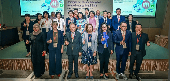 APEC 會議大合照，林靜儀次長(右4)、健保署龐一鳴副署長(左3)、陳亮妤副署長(右3)、泰國健保署Jadej Thammatacharee署長(右2)、馬來西亞友誼及貿易中心副代表艾依莎(左1)及 8 個 APEC 經濟體代表等貴賓共同合影。（來源：中央健康保險署）