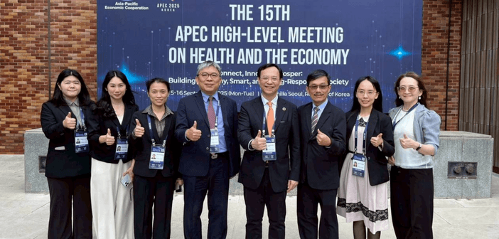 衛生福利部部長石崇良（右四）率團赴韓國參與亞太經濟合作（APEC）第 15 屆衛生與經濟高階會議。（來源：衛生福利部）