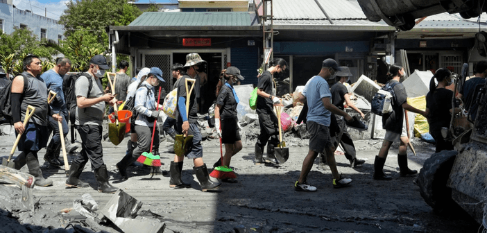 全臺救災志工「鏟子超人」們湧入花蓮災區。（來源：林林）