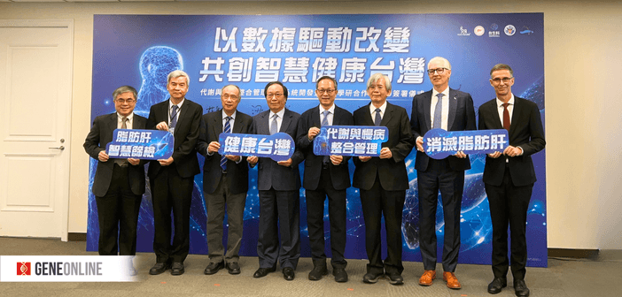 台灣肝臟研究學會、台灣生醫大數據科技、 高雄醫學大學、 中山大學及台灣諾和諾德 今（27）日共同簽署合作備忘錄（MOU），啟動「代謝脂肪肝與肥胖風險分層及管理智慧篩檢計畫」。與會貴賓合影，右起丹麥商務辦事處處長畢尚德、台灣諾和諾德藥品股份有限公司總經理杜翰思（Hans Duijf）、高雄醫學大學代謝性疾病與肥胖研究中心主任莊萬龍、台灣肝臟研究學會會長劉俊人、健康台灣推動委員會副召集人陳志鴻、中央研究院院士暨台生科董事長梁賡義、國家衛生研究院院長司徒惠康與國立中山大學副校長陳彥旭。（攝：鐘煌翔）