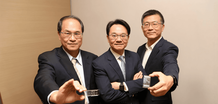 諭泰生技董事長王克舜（右）、創辦人北醫李岡遠副校長（中）及創辦人清華劉承賢教授（左）手持獲獎設計——腫瘤微環境晶片。（來源：諭泰生技）