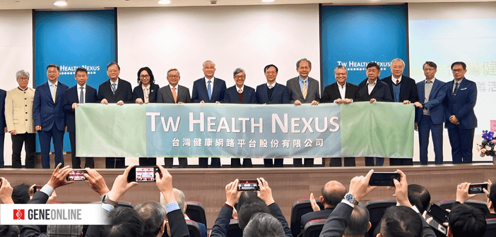 台灣健康網路平台（TwHealth Nexus）今（9）日揭牌。布條左端起台達電子董事長鄭平、台大醫院院長余忠仁、中央健康保險署署長陳亮妤、行政院政務委員國家科學及技術委員會主任委員吳誠文、台灣健康網路平台董事長楊泮池、中央研究院新任院長陳建仁、衛福部部長石崇良、行政院生技產業策略諮議委員陳適安、緯創資通董事長林憲銘等與會貴賓合影。（攝影：鐘煌翔）