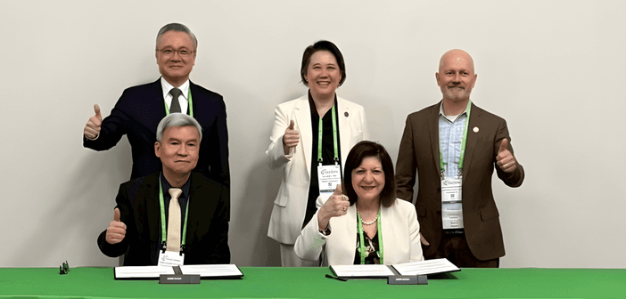 前排右起美國癌症研究學會執行長 Margaret Foti、國衛院院長司徒惠康；現任美國癌症研究學會會長 Lillian Siu（後排中），下一任美國癌症研究學會會長 Keith T. Flaherty（後排右）。（來源：國衛院）