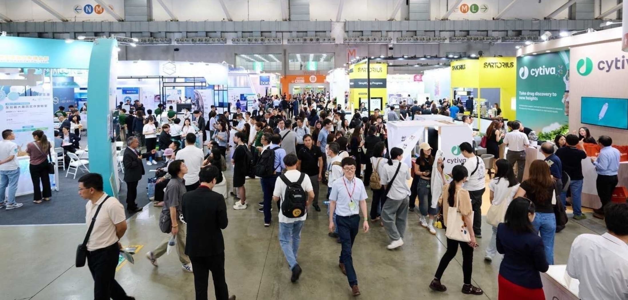 亞洲生技大會（BIO Asia–Taiwan 2026）已於昨（19）日圓滿落幕，其系列活動亞洲生技大展共匯聚了 900 家參展廠商與 2,300 個攤位，參觀人數更迫近 15 萬人次，再創歷史新高。（圖為展場一角；圖片來源：台灣生物產業發展協會提供）
