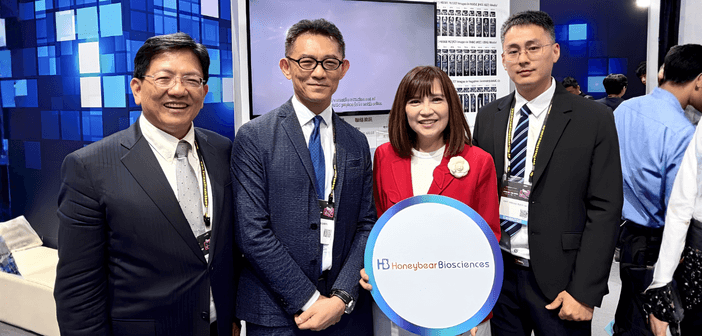 經濟部產業技術司郭肇中司長蒞臨 InnoVEX 研討會參觀指導，與工研院產業服務中心執行長陳立偉博士（左一）、嘉正生技副董事長暨總經理林瑟宜（右二）與研發副處長孫瑋廷博士（右一）合影。（來源：嘉正生技）